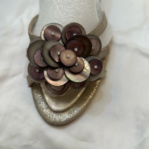 Johnston & Murphy. Color: Gold Metallic Kid Suede Size:7 - Picture 3 of 5